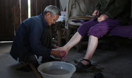 金华72岁独腿老人照料病妻11年 共用一条腿生