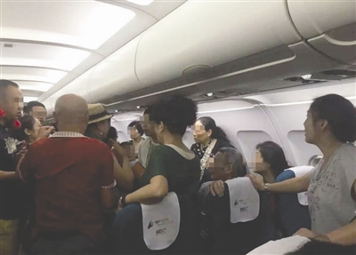 游客在飞机上发生纠纷，机舱内一度混乱（图片由同航班其他乘客提供）