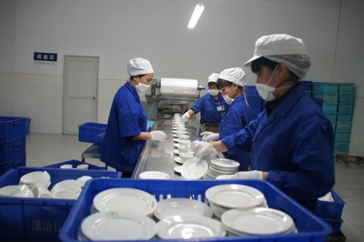 香港洗碗工月薪过万元仍遇冷 熟练工"请一个少一个"