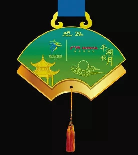 将西湖十景之"平湖秋月"印于翠绿色的扇中,极具意境,奖牌下方悬挂的