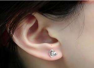 坑爹!10岁少女因打耳钉被拒 报警称父母为人