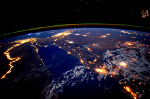 资料图：凯利从国际空间站拍摄的地球夜景。图片来源：美国宇航局（NASA）