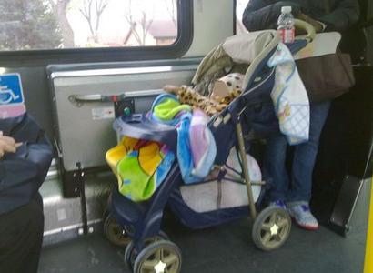 公交拒载婴儿车 只因婴儿车较宽大易堵住公交车通道(组图)