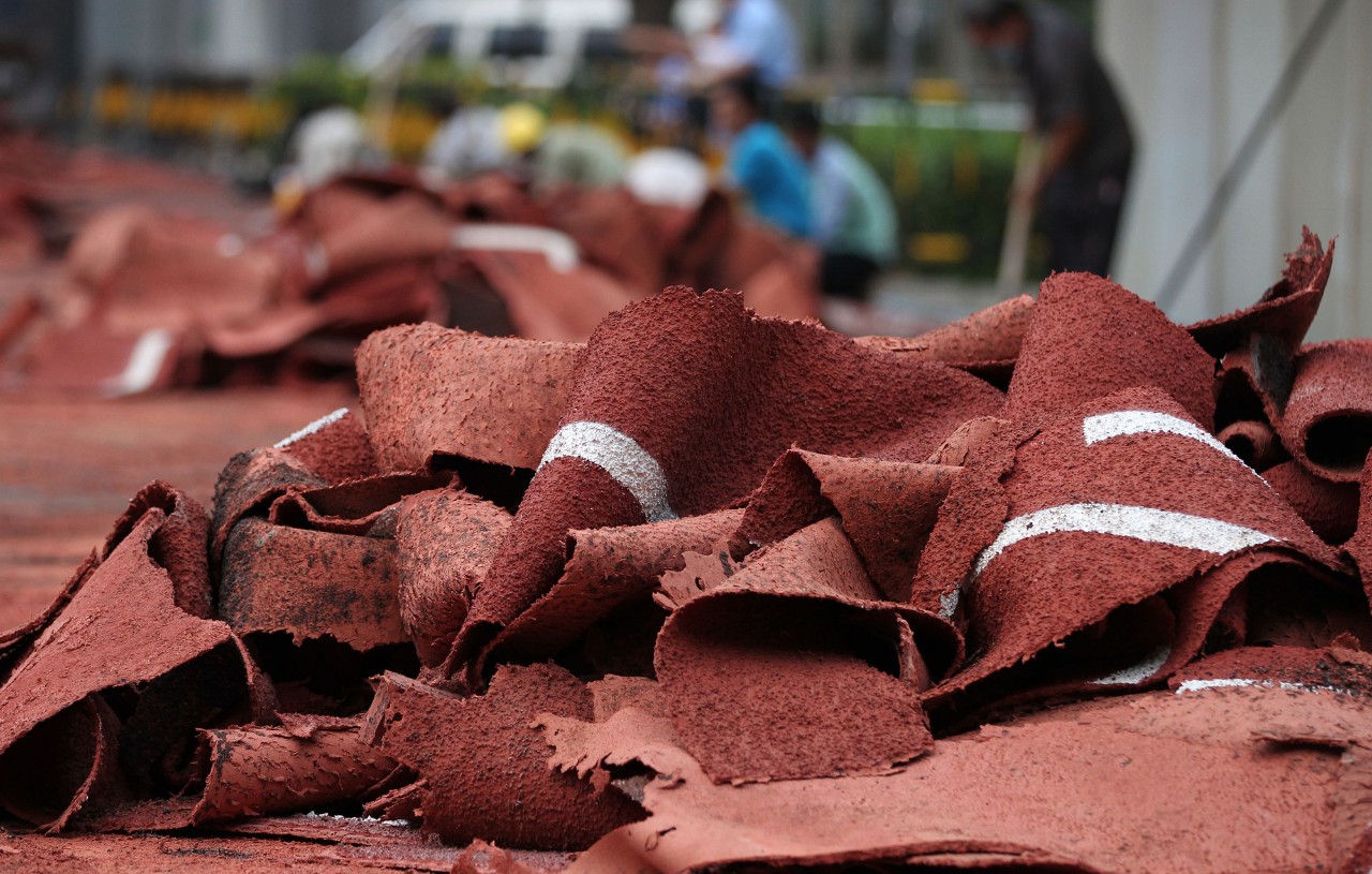 有毒物质超标20倍 深圳小学毒跑道被责令铲