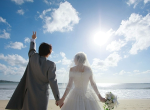 新郎裸<em>穿大红</em>丝袜戴<em>胸罩</em>捧白菜 盘点我国各地