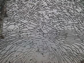 武汉一小区窗玻璃自爆:5年爆4块如蜘蛛网 一推就碎