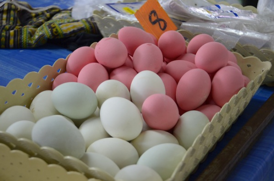泰国彩色蛋五颜六色让人好奇：可食用也可装饰（图）