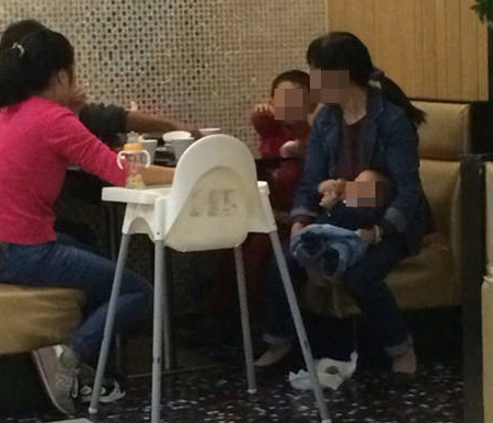 恶心!上海一女子带小孩在餐厅饭桌前大便 同桌食客照吃不误