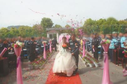 徐锐和张倩倩在巴中监狱举行婚礼。