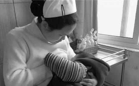 宝宝喝完护士的奶,睡着了 孩子妈妈说"特别感动" "有没有可能是孩子
