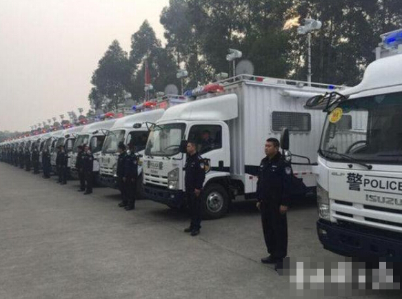 成都17台巨无霸缉毒警车亮相 车内马桶能查毒