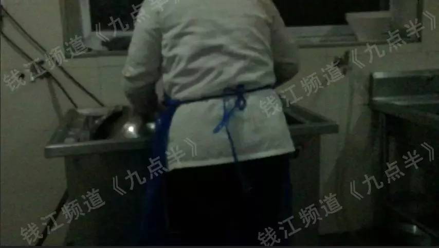 杭州傣味火锅曝黑幕!食材直接地上冲洗 铁铲用