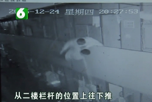 地铁工地宿舍两男人干起来了 保安把钢筋工从