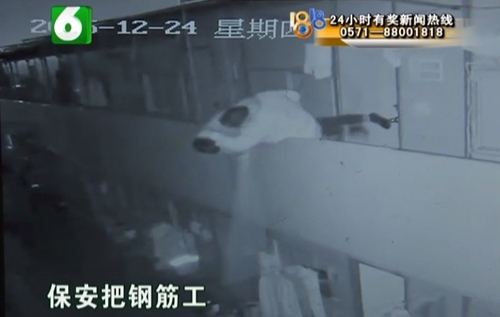 地铁工地宿舍两男人干起来了 保安把钢筋工从