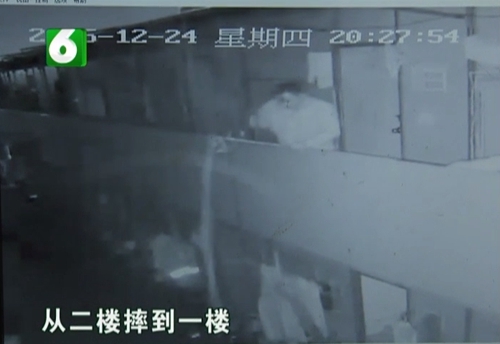 地铁工地宿舍两男人干起来了 保安把钢筋工从