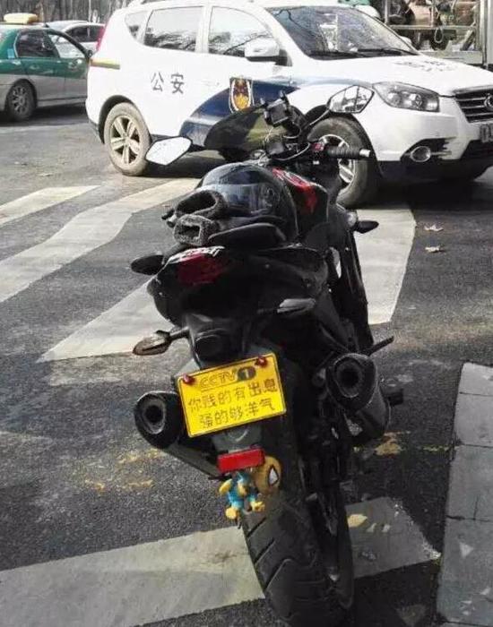 杭州一男子骑摩托逛西湖被扣 车牌印贱的有出