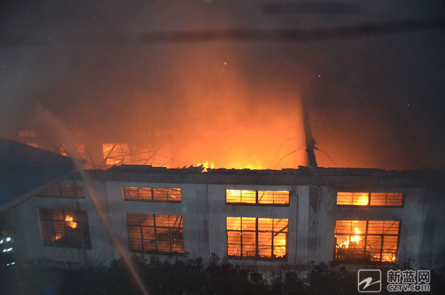 浙江嘉善服饰厂突发大火 过火面积达400平方米
