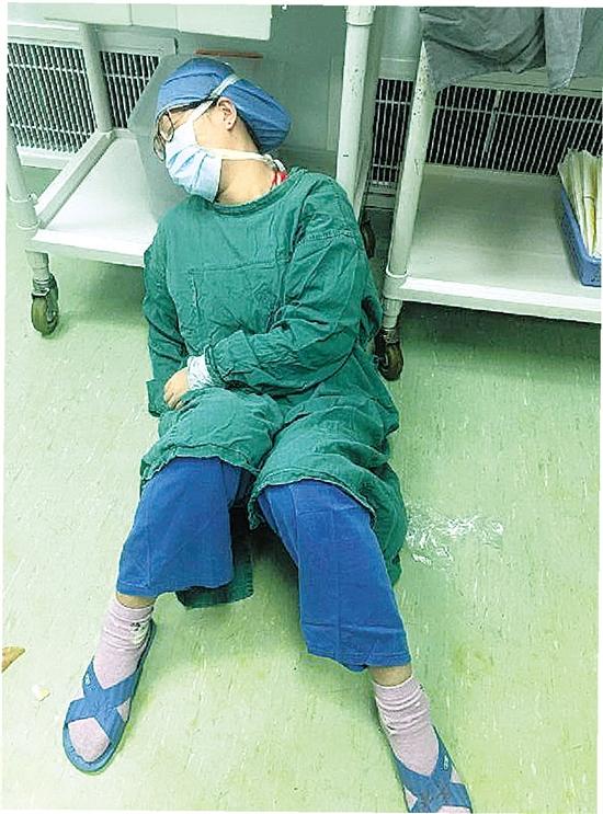 女医生抢救断指站16个小时 累瘫在手术台旁