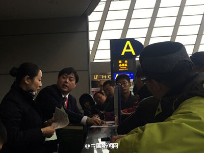 实拍东航超售机票致40多人滞留机场:要求旅客