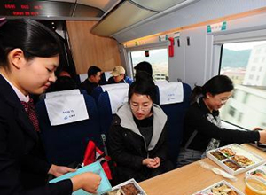 海演唱会连番意外 TAO手指划伤后空翻摔倒(图