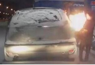  司机火烤油箱解冻 吓哭路人 奇葩司机盘点_新蓝