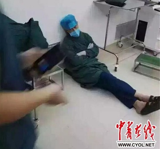 最美睡姿:医生加班24小时连做20台手术后倒地