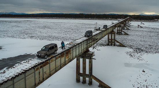 俄最危险窄木桥,分分钟给司机上演《死神来了》!
