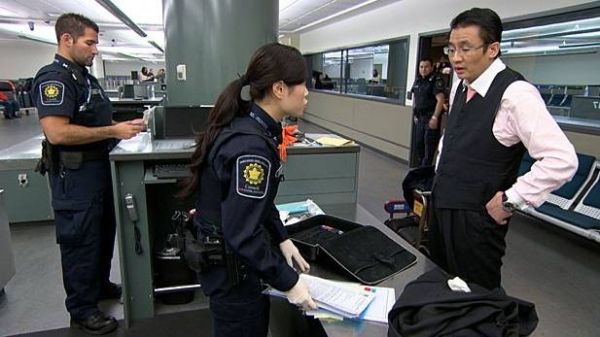 表情包太黄!数名中国人被加拿大海关检查微信