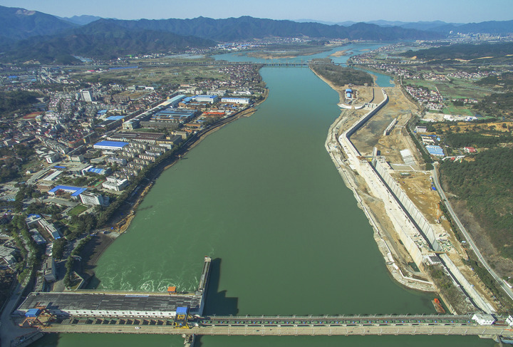 2016年2月15日,航拍富春江水库下游段.