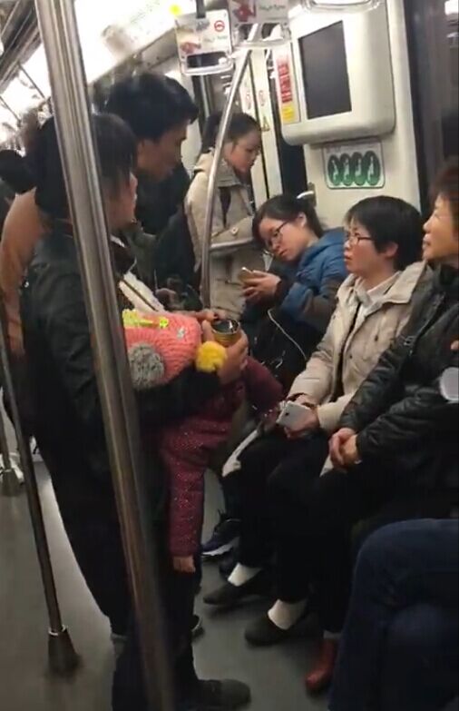 上海阿姨地铁舌战乞讨者:有手有脚凭什么乞讨