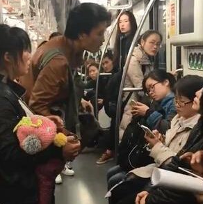 上海阿姨地铁舌战乞讨者:有手有脚凭什么乞讨