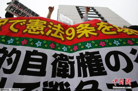 当地时间5月13日，日本示威者在位于东京的国会议事堂外高喊口号，反对日本政府计划修宪以解禁自卫权。