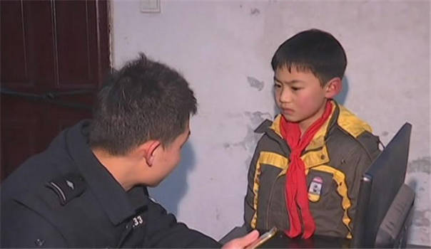 8岁男孩捡苹果手机 徒步2公里送交警察