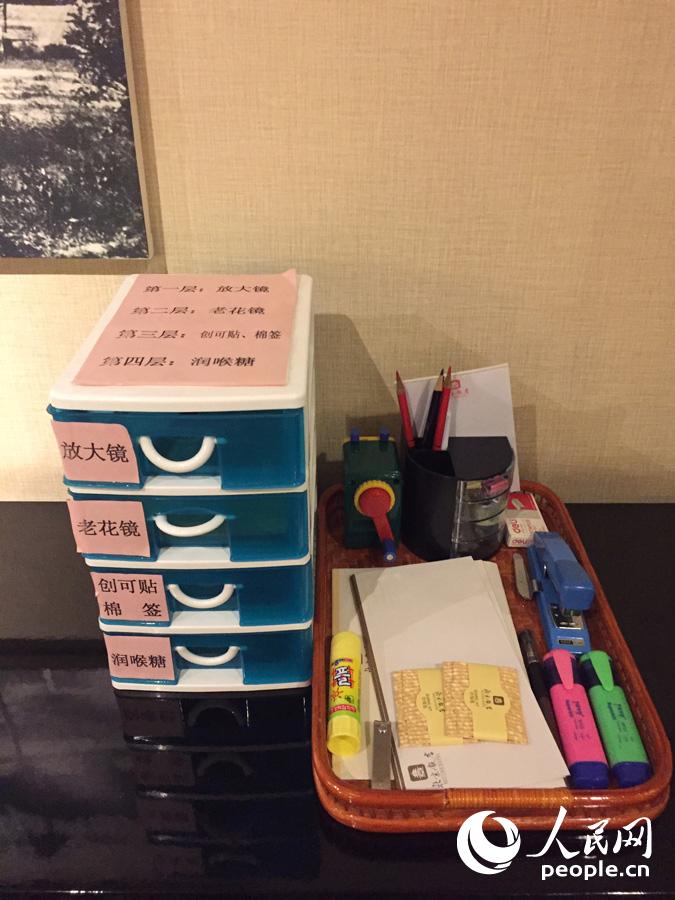某代表团驻地会议室外的小小“实用箱” ，提供老花镜、创可贴等应急物品。