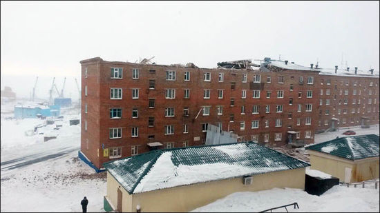 俄罗斯公寓楼屋顶掀翻 揭秘其背后的强大自然力量
