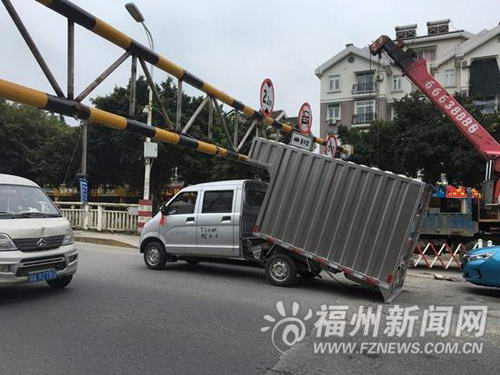 卡车撞上桥头限高架