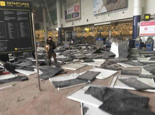 比利时首都布鲁塞尔22日发生的系列爆炸袭击现已造成34人死亡、约200人受伤。（图片来源：每日邮报）