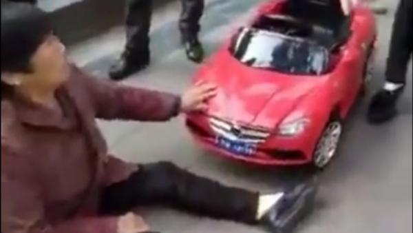剧情反转! 大妈 碰瓷  小孩 玩具车 :确诊骨折 婉拒