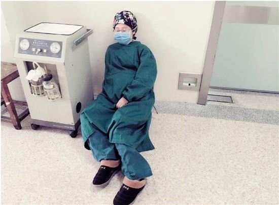 怀孕医生连做两台手术席地而眠 照片走红网络