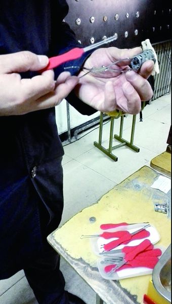 "锁艺人"做微商卖工具 5秒能开汽车门