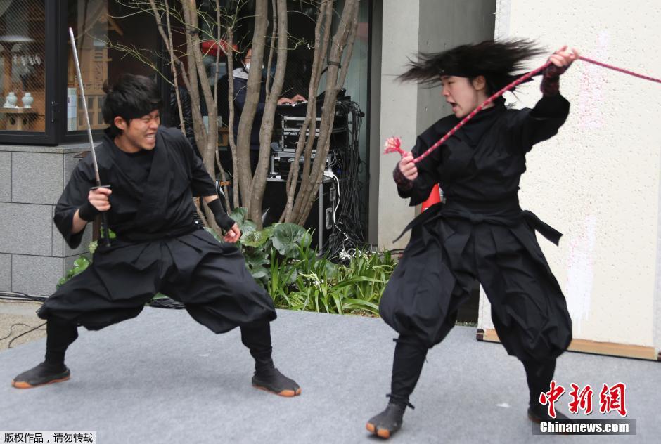 当地时间3月26日,日本伊贺忍者成员"阿修罗"在东京樱花季上表演功夫
