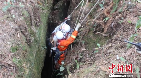贵州男子夜晚散步掉60米深坑 被困10余小时获救