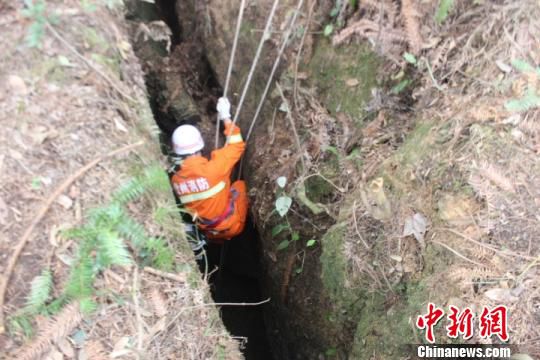 贵州一男子掉入60米深坑被困十余小时获救（图）