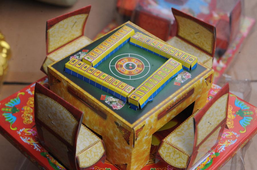 清明奇葩祭品: 宋仲基被印 在 冥币上  变送终鸡