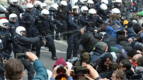 在示威者和警察的冲突中有5名警察受伤。
