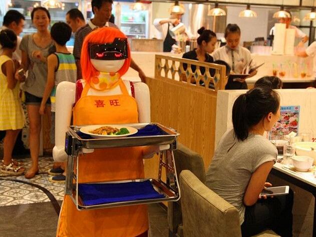广州餐厅机器人服务员被炒鱿鱼 店主：效率太低还经常出事故
