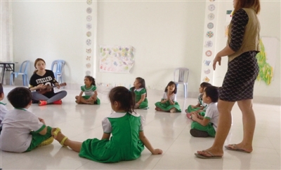 在柬埔寨为孩子们上音乐课。
