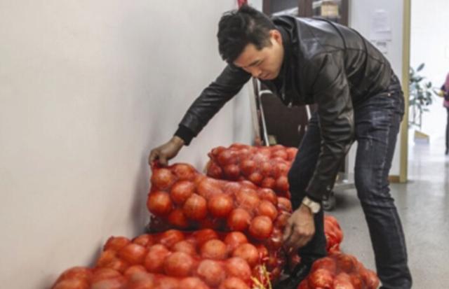 杭州热心人买光两万斤滞销胡柚 全送去了福利院