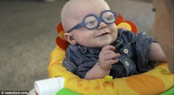 婴儿戴上眼镜