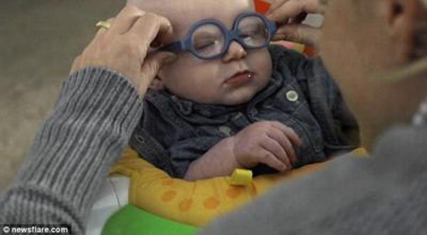 婴儿戴上眼镜